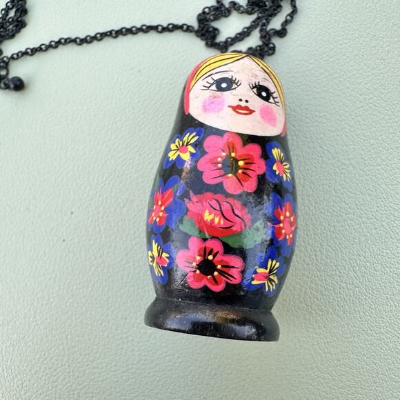 Painted Matryoshka Wooden Russian Nesting Doll Pendant Necklace Black Chain Vtg - Picture 5 of 5